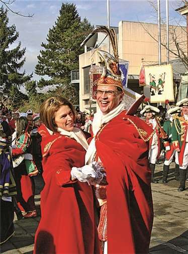In Vorfreude auf die Machtübernahme im Rathaus tanzten die Tollitäten zu Walzerklängen auf dem Parkplatz vor dem Rathausbalkon.