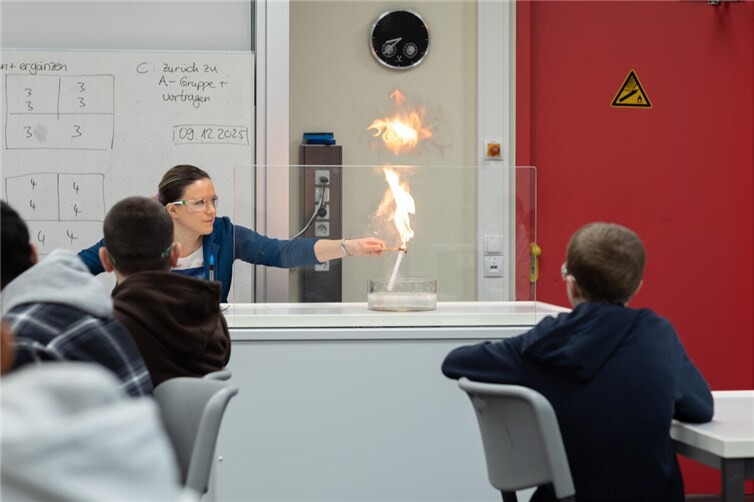 In Wachtberg-Berkum sorgte eine spektakuläre Chemiestunde an der HDG-Schule für Staunen. Foto: privat