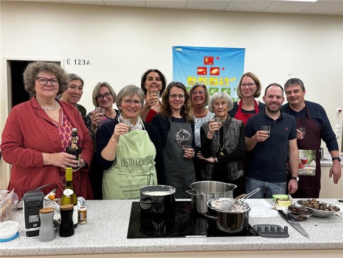 In Wachtberg-Berkum trafen sich zwölf Fans der französischen Küche in der Lehrküche der Hans-Dietrich-Genscher-Schule, um ein französisches Koch-Event des Partnerschaftsvereins durchzuführen. Foto: privat