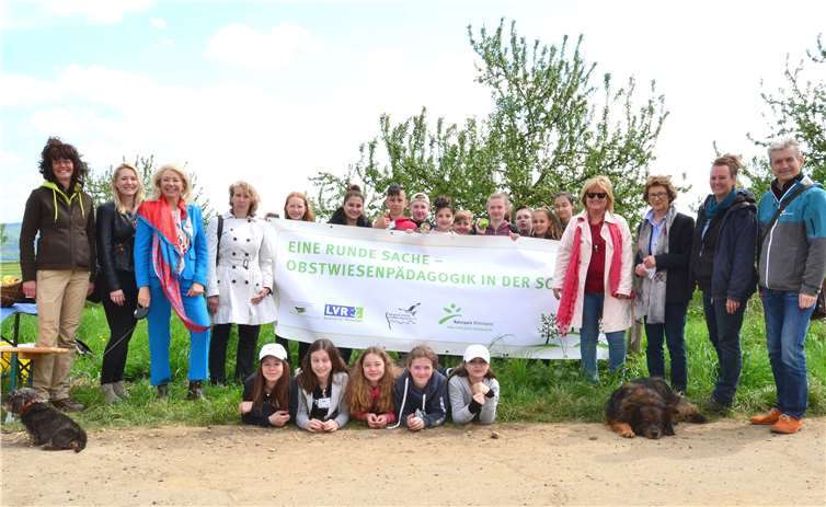 In Wachtbergs Streuobstwiesen... Godesberger Gesamtschüler mit Vertretern von LVR, Naturpark Rheinland, Biologischer Station, der Stadt Bonn und aus Wachtberg. Gemeinde Wachtberg