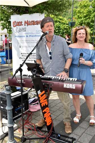 Abgespecktes Event begeisterte Tausende  In Waldbreitbach sorgtenMelanie und Manfred für die passende Musik.
