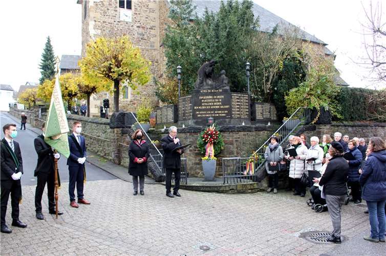 In Waldorf gedachte man am vergangenen Sonntag nach dem sonntäglichen Gottes-dienst der Gefallenen der Weltkriege. Foto: WER