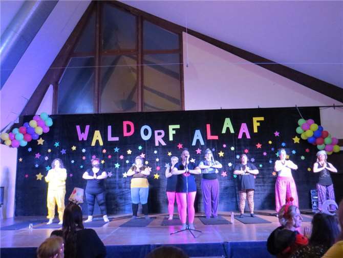 Spaß und Tanz in Waldorf In Waldorf steppte der Bär. Foto: Arnold Mehren