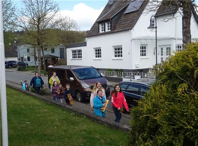 In Waldorf war diese Gruppe mit ihren Klappern am Karsamstag unterwegs. Foto: WER