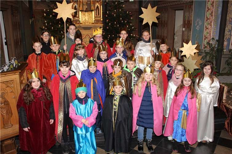 In Waldorf waren diese Sternsinger am 6. Januar 2024 unterwegs, um den Segensspruch in die Häuser zu bringen und Spenden für notleidende Kinder zu sammeln. Foto: WER