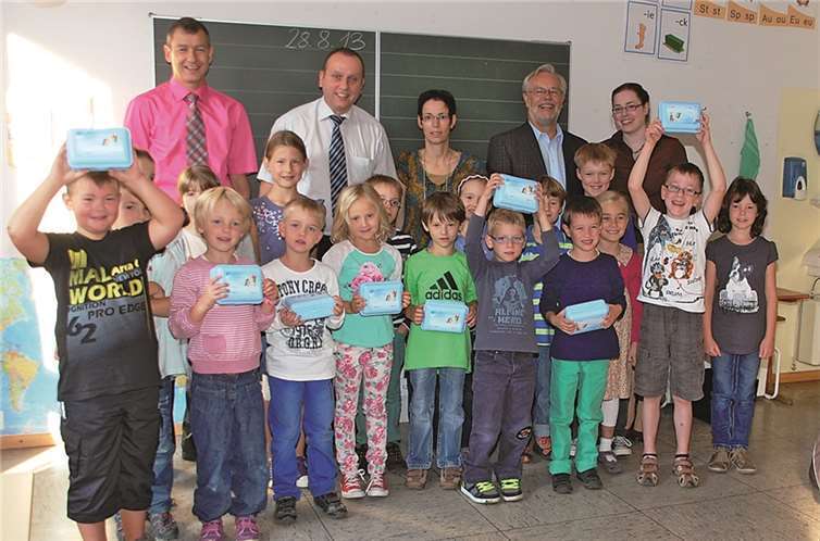 In Wassenach freuten sich acht Schulneulinge gemeinsam mit ihrer Klassenlehrerin Miriam Lehnard über Frühstücksdosen, die RWE-Kommunalbetreuer Michael Dötsch gemeinsam mit Bürgermeister Johannes Bell und Siegfried Stevermüer, 1. Beigeordneter der Ortsgemeinde Wassenach überreichte.privat