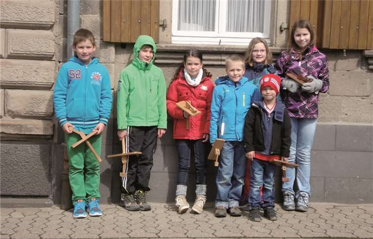 In Weibern machten sich Kinder in der Karwoche mit den traditionellen Klappern auf den Weg. privat