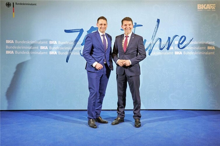 In Wiesbaden traf Bürgermeister Sven Schnieber (links) auf den Leiter des BKA-Standortes Meckenheim, Oliver Krambrich (rechts).Foto: Bundeskriminalamt