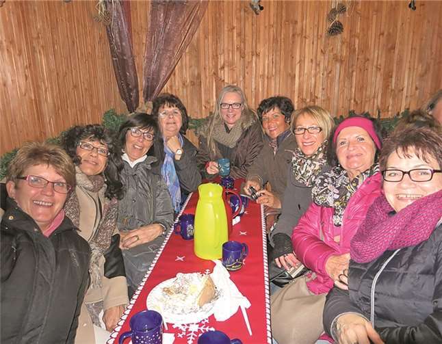 In Wiesbaden unterwegs, die Möhnen von Weibern, (v.l.): Gisela, Liane, Ulla, Evelin, Hermine, Brigitte, Mary, Lore und Beate. privat