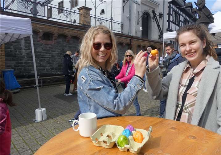 In Winningen fand in diesem Jahr wieder das traditionelle„Ostereierkibben“ rund um den Weinhexbrunnen statt. Fotos: TE