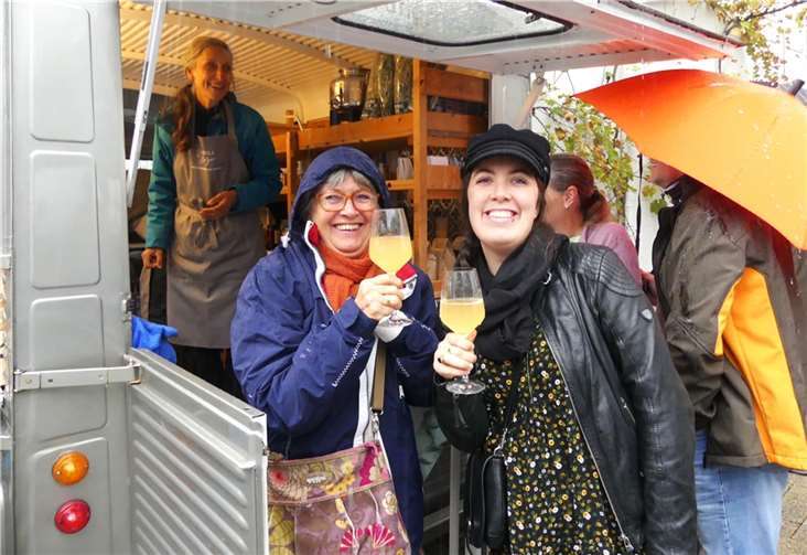 In Winningen lockte im weiten Areal des Weinhofs zum ersten Mal ein trefflich bestückter Genussmarkt.