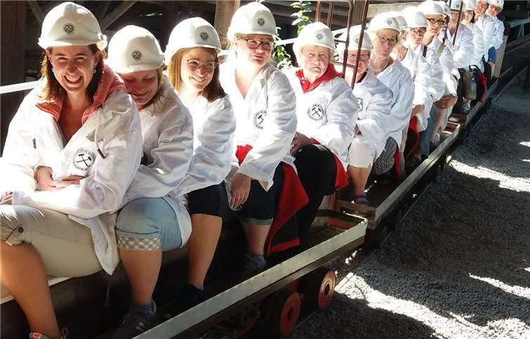 In Wolfstein fuhren die Damen des Komitees in das Kalkbergwerk ein. Fotos: privat