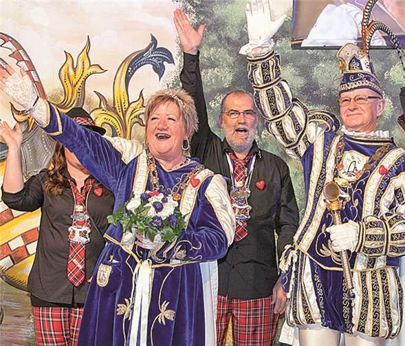 In Wormersdorf regiert jetzt das neue Prinzenpaar Heinz I. (Born) und Helga I. (Nekes) die Narrenschar, sie wurden im Turnhallen-Gürzenich von Ortsvorsteher Günter Zavelberg (re.) proklamiert. Jost