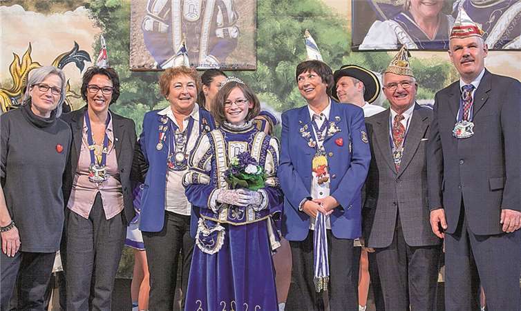 In Wormersdorf wurde Kinderprinzessin Michelle I. (Lambertus) feierlich von (v.li.): Grundschulleiterin Nicole Jaax, Vizelandrätin Silke Josten-Schneider, den Adjutantinnen Margit Beer und Sibylle Mauel, Ortsvorsteher Günter Zavelberg und Bürgermeister Stefan Raetz proklamiert. JOST