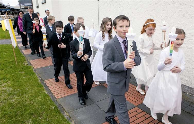 In Wormersdorf wurden bei der Erstkommunion elf junge Katholiken zum ersten Mal an den Tisch des Herrn geleitet. VJ