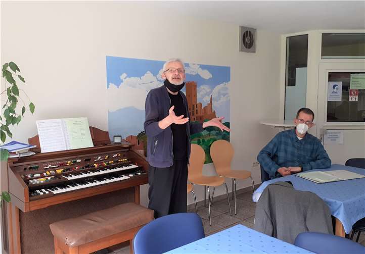 In Wort und Musik sehnten die Bewohner von Haus Bachtal den Frühling herbei, ein Nachmittag, der von Paul Otto Marz (stehend) gestaltet wurde. Markus Faßbender (rechts auf der Bühne) erfreute die Zuhörer mit einem Gedicht von Wilhelm Busch.Foto: Maria Müller