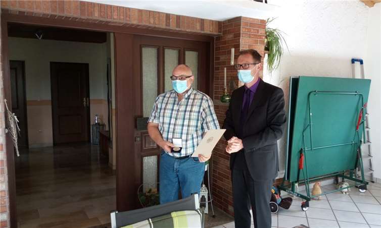 In Würdigung seiner 25-jährigen ehrenamtlichen Tätigkeit wurde Herrn Nelles durch den Bundesverkehrsminister, Herrn Andreas Scheuer, die Wetterdienstplakette verliehen.Foto: privat