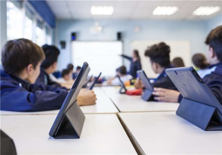 In Zukunft stehen den Schulen in der Verbandsgemeinde Adenau rund 39 iPads zur digitalen Unterrichtsvermittlung zur Verfügung. Foto: ©David Fuentes - stock.adobe.com