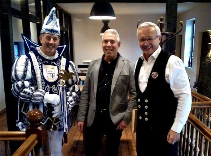 In Zunftkleidung bei den Dachdeckern: Landrat Achim Hallerbach (rechts) mit dem Asbacher Prinzen Rolf I. und dem Vorsitzenden der Dachdeckerinnung Ralf Winn.Hans Hartenfels