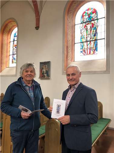 In Zusammenarbeit mit dem Künstler Hans Rams aus Niederbreitbach hatte Dekanatskantor Peter Uhl nach aufwendiger Recherche eine 40-seitige Broschüre über die dortigen wertvollen Fenster erstellt. Foto: privat