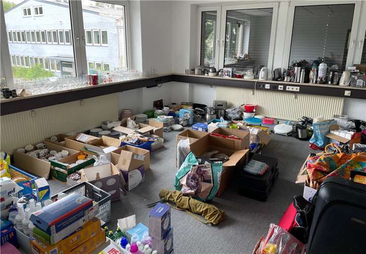 In Zusammenarbeit mit den Hilfsorganisationen vor Ort transportiert das Helferteam täglich mehrere Wagenladungen mit wertvollen und wichtigen Hilfsmittel, wie beispielsweise Getränke, Hygieneartikel, Nahrungsmittel aber auch Gummistiefel, Schaufeln und Kerzen zu den Betroffenen.