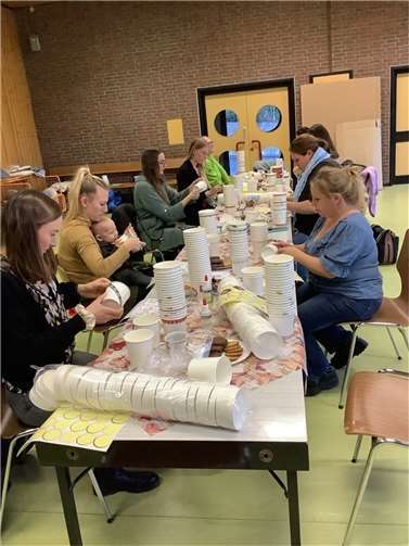 In Zusammenarbeit mit der Kindertagesstätte lud Isabelle Klein, Netzwerkerin der Kindertagesstätte der kleinen Detektive, zu einem Adventskalenderbasteln mit Eltern ein. Quelle: Kita Raubach