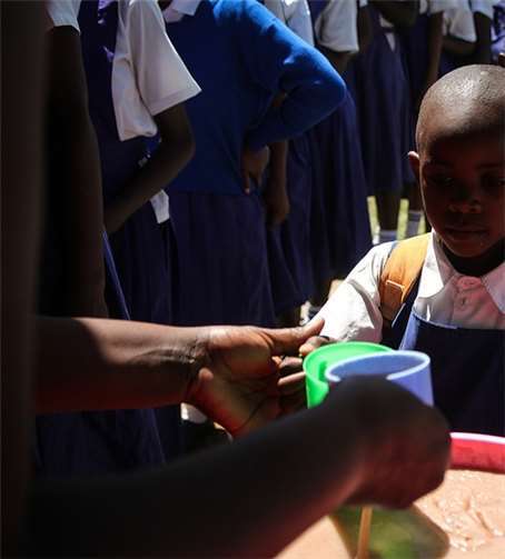 In Zusammenarbeit mit der kenianischen Nichtregierungsorganisation „WONESU“ ist es möglich, Schulspeisung für etwa 3.000 Schüler auszugeben. Fotos: privat