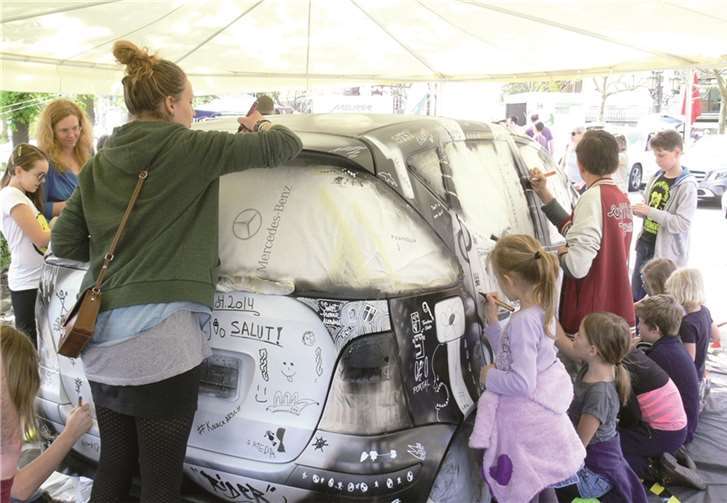 In Zusammenarbeit vom Cochemer Autohaus Meurer und der „Jukusch“ Klotten präsentierte Künstler „Gris“ das Projekt „A-Klasse-Gestaltung“.