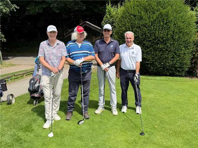 In Zweier- respektive Viererteams wurden die Schläger geschwungen und die Bälle ins richtige Loch befördert.  Fotos: privat