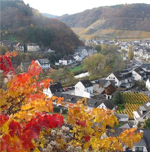 In aktuellen Schrägluftbildern stellt Dr. Jürgen Haffke den gesamten Lauf der Ahr dar. Nicolaysen