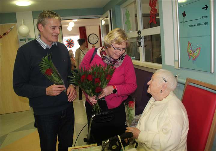 In allen Etagen wurden Rosen verteilt – wie hier von Norbert Heidgen und Gabriele Hermann-Lersch – und mit einem Lächeln entgegengenommen.