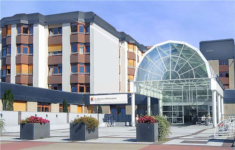 In allen Fachabteilungen des St. Nikolaus-Stiftshospitals werden wieder planbare Operationen und stationäre Behandlungen durchgeführt. Auch ambulante Untersuchungen finden wieder statt und die erforderliche bildgebende Diagnostik (CT, MRT und Röntgen) wird für stationäre und ambulante Patienten wie gewohnt durchgeführt.Foto: St. Nikolaus-Stiftshospital