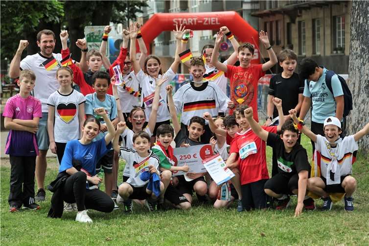 In allen drei Kriterien zeigten sich die Fünft- und Sechstklässler bestens vorbereitet und konnten so einen Scheck in Höhe von 250 für den Förderverein der Schule mit nach Hause nehmen.  Foto: Jörg Niebergall