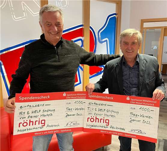 In allen drei röhrig-hagebaumärkten engagieren sich Mitarbeiter und Kunden für die einzigartige Stiftung „FLY & HELP“. Hans Peter Röhrig freute sich, dass er zum Jahresstart wieder Schecks direkt an Reiner Meutsch überreichen durfte.  Foto: Röhrig