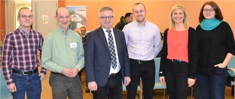 In allen vier Verbandsgemeinden standen die Experten zum Thema „Photovoltaik“ Rede und Antwort.Von links nach rechts: Klimaschutzmanager Alexander Ehl, Energieberater der VZ Bernhard Andre, 1. Beigeordneter der VG Cochem Philipp Thönnes, Boris Tilitzki, Finanzamt Zell, Netzwerkmanagerin Nicole Jobelius-Schausten und Alla Henkel, Finanzamt Zell.Foto: privat
