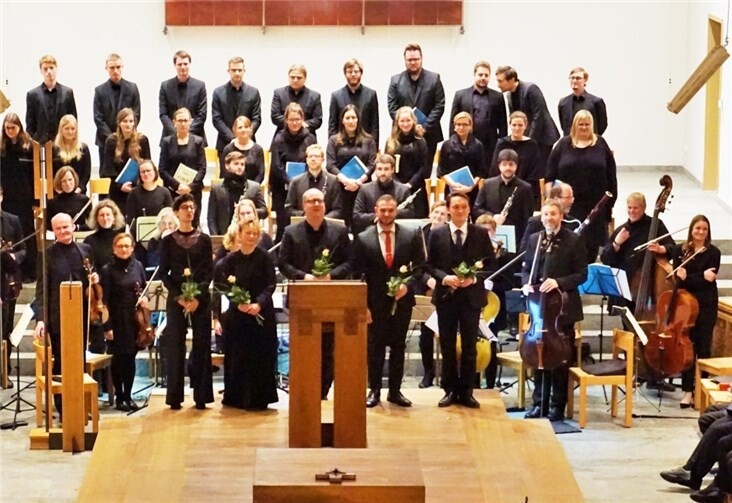 In alter Verbundenheit musizieren die Sängerinnen und Sänger des jungen Leipziger Klangkörpers „amici musicae“ gemeinsam mit den Instrumentalisten des in Koblenz ansässigen Schöneck-Ensembles. Fotos: privat