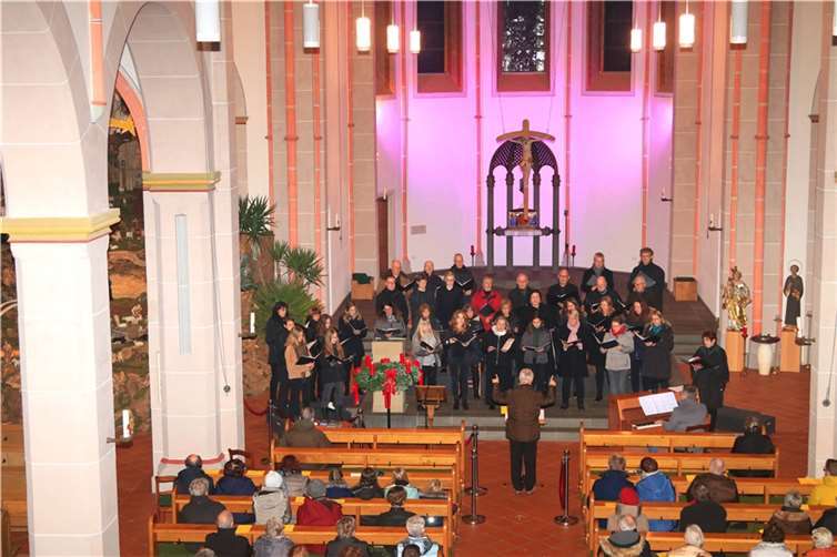 In an die niedrigen Temperaturen in der (fast) unbeheizten Pfarrkirche Maria Himmelfahrt in Waldbreitbach angepasster Garderobe stimmte das Vokalensemble TonArt Neuwied e.V. unter der Leitung von Dekanatskantor Peter Uhl die ZuhörerInnen auf die Weihnachtszeit ein.  Foto: Dirk Schmidt