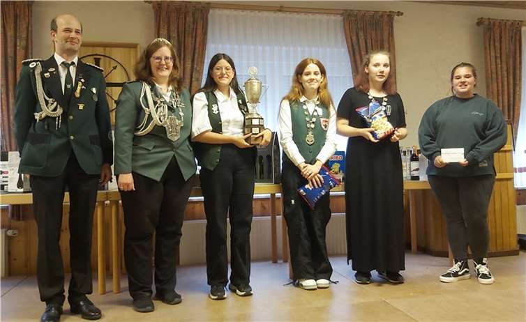 In anderen Wettbewerben sicherte sich Hannah Bender aus Kalt den Damenpokal mit 49 Ringen. Lorena Künster war die Siegerin im Wettbewerb der Schützenjugend um den Willi Göbel-Wanderpokal.  Fotos: Schützenbund Bezirksverband Maifeld 1931