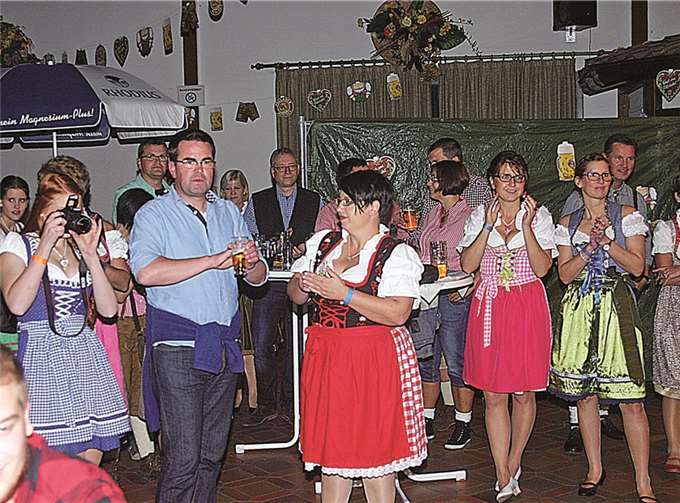 In angemessenem Outfit feierten die Oberbreisiger mit ihren Gästen den Oktober und die beginnende Kirmes.