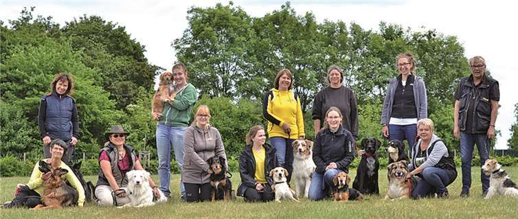 In angenehmer Prüfungsatmosphäre bestanden zwölf Teams erfolgreich die vielseitigen Prüfungsanforderungen in Sachen Gehorsam, Umweltsicherheit und Wesensfestigkeit.privat