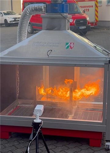 In anschaulichen Praxisversuchen wurdes das Verhalten von Akkus im Brandfall demonstriert.