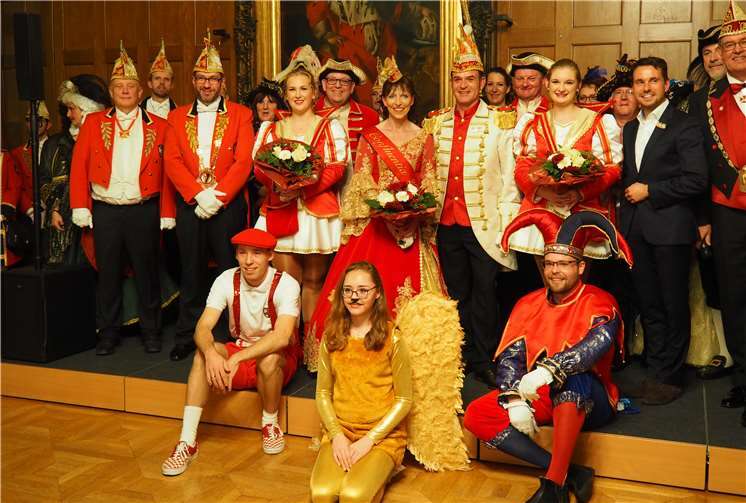 In barocken Kostümen und mit der Melodie zu ihrem Motto „Venezia in Kowelenz“, marschierte der gesamte Hofstaat mit Prinz und Confluentia ein. Fotos: HH