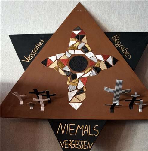 In beeindruckenden Bildern und Objekten bringen die Schülerinnen und Schüler ihre Gedanken und Gefühle angesichts des unfassbaren Leidens der Opfer der Nationalsozialisten zum Ausdruck. Uwe Gilberg-Rindsfüßer