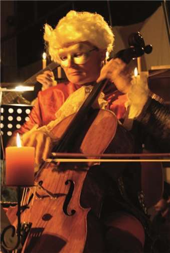 In beeindruckenden Rokoko-Kostümen wird das Ensemble auftreten. privat