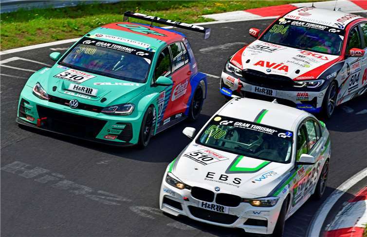 In beiden Läufen konnten die Zuschauer sich über spektakuläre Überholvorgänge freuen. Auf dem Foto mit der Startnummer 510 unteranderem der Manheller VT2 BMW mit Carsten Knechtges.