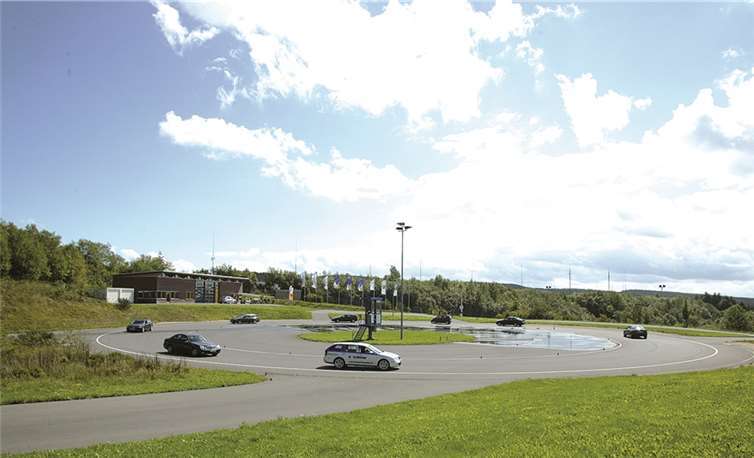 In besonderen Parcours wird das Reaktionsvermögen z.B. bei Nässe geprüft.privat