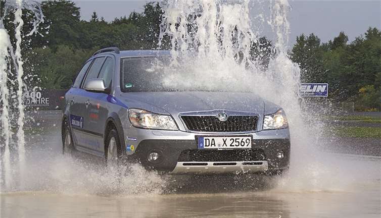 In besonderen Parcours wird das Reaktionsvermögen z.B. bei Nässe geprüft.privat