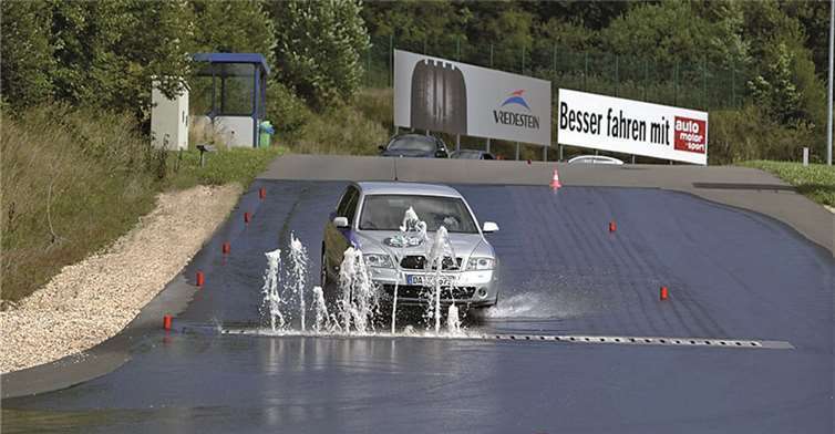 In besonderen Parcours wird das Reaktionsvermögen z.B. bei Nässe geprüft.privat