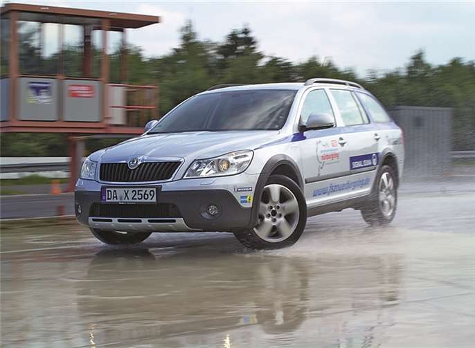 In besonderen Parcours wird das Reaktionsvermögen z.B. bei Nässe geprüft.privat