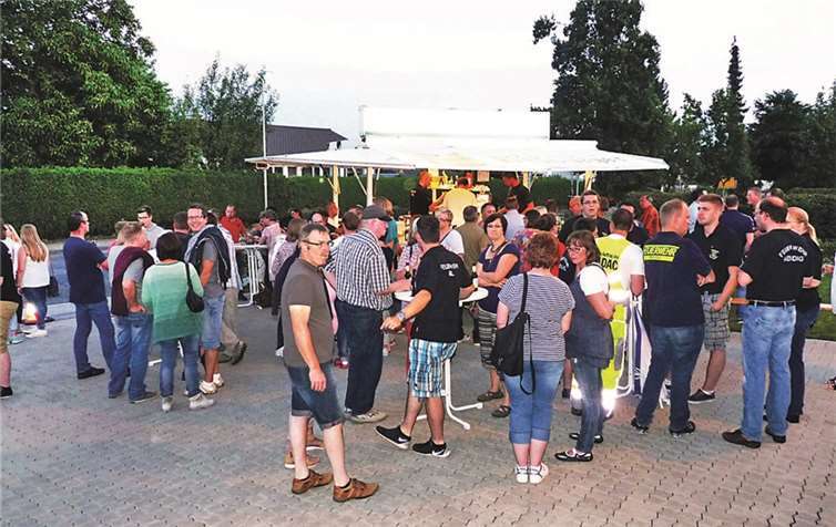 In bester Feierlaune fanden sich am Samstagabend zahlreiche Besucher vor dem Beller Feuerwehrhaus zur Dance- und Cocktailparty ein. SF